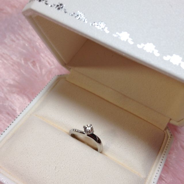 【MIKIMOTO(ミキモト)の口コミ】 アシンメトリーなデザインはあまり見かけることもなく、ダイヤの輝きがと…