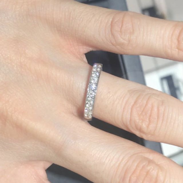 【ROYAL ASSCHER(ロイヤル・アッシャー)の口コミ】 爪留めのハーフエタニティリングであり、オーソドックスなデザインですが…