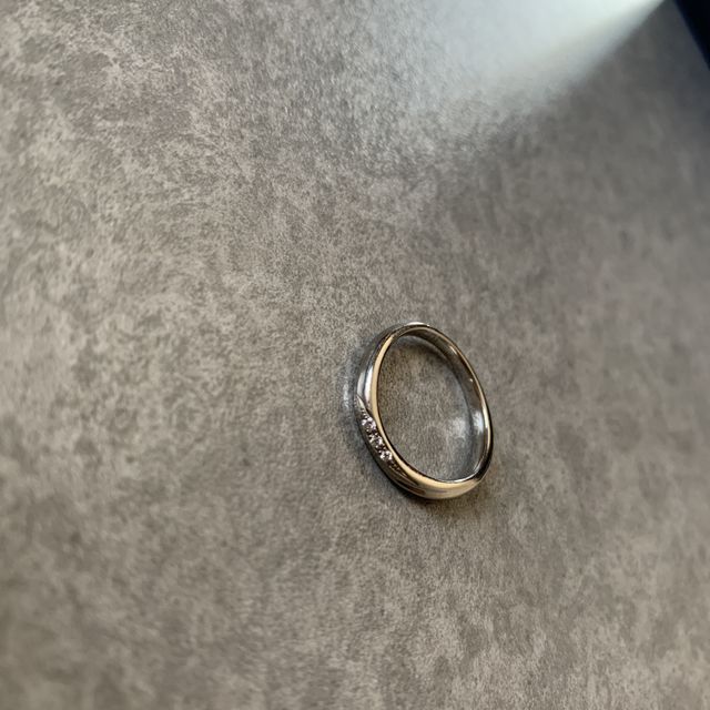 【銀座ダイヤモンドシライシの口コミ】 真ん中の上と下にダイヤがありそれがどの角度からみてもキラキラ輝いてい…