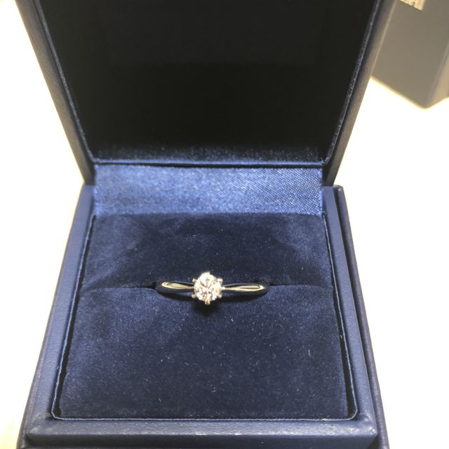 【銀座ダイヤモンドシライシの口コミ】 とにかくダイヤモンドが綺麗で即決しました。
あとは定員さんがダイヤモン…