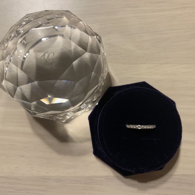 【4℃ BRIDAL(ヨンドシーブライダル)の口コミ】 結婚指輪と重ね付けできるものを探していて、こちらにしました。エンゲー…