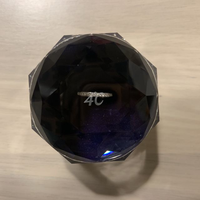 【4℃ BRIDAL(ヨンドシーブライダル)の口コミ】 結婚指輪と重ね付けできるものを探していて、こちらにしました。エンゲー…