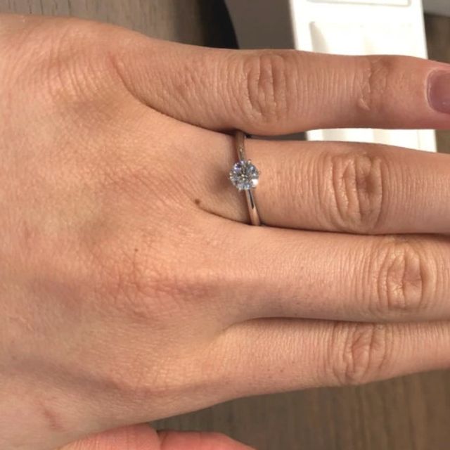 【BRIDGE(ブリッジ)の口コミ】 薔薇をイメージしたリングでありラインがダイヤモンドに向けて細くなって…