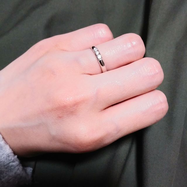 【ジュエリーツツミ(JEWELRY TSUTSUMI)の口コミ】 最初はストレートタイプでダイヤ一粒のものをイメージしていましたが、こ…