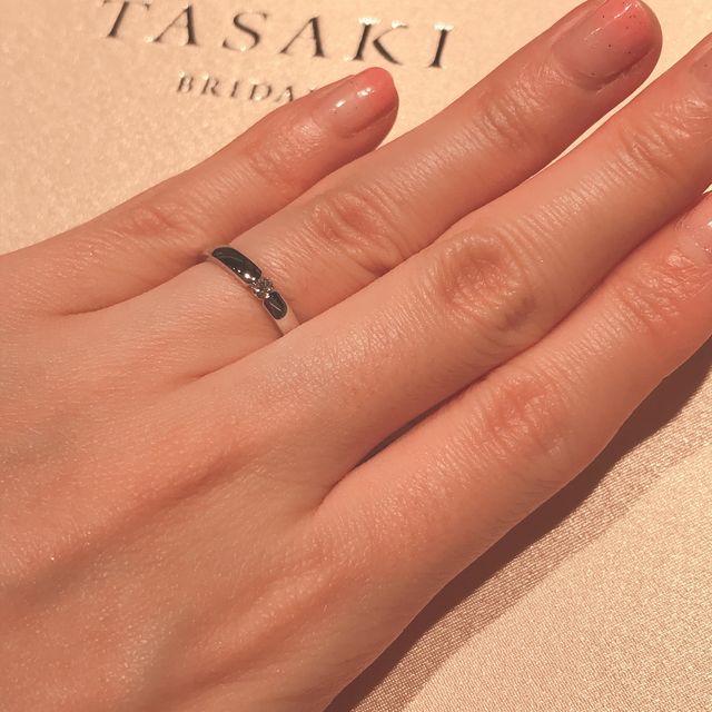【TASAKI(タサキ)の口コミ】 シンプルなストレートラインで真ん中に一粒ダイヤがあるデザインです。ダ…