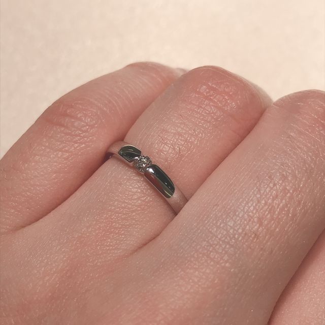【TASAKI(タサキ)の口コミ】 シンプルなストレートラインで真ん中に一粒ダイヤがあるデザインです。ダ…