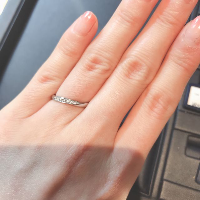 【ROYAL ASSCHER(ロイヤル・アッシャー)の口コミ】 ウェーブデザインですが、ストレート好みの私でも気づかなかったくらいス…