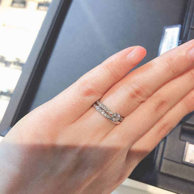 【ROYAL ASSCHER(ロイヤル・アッシャー)の口コミ】 ウェーブデザインですが、ストレート好みの私でも気づかなかったくらいス…