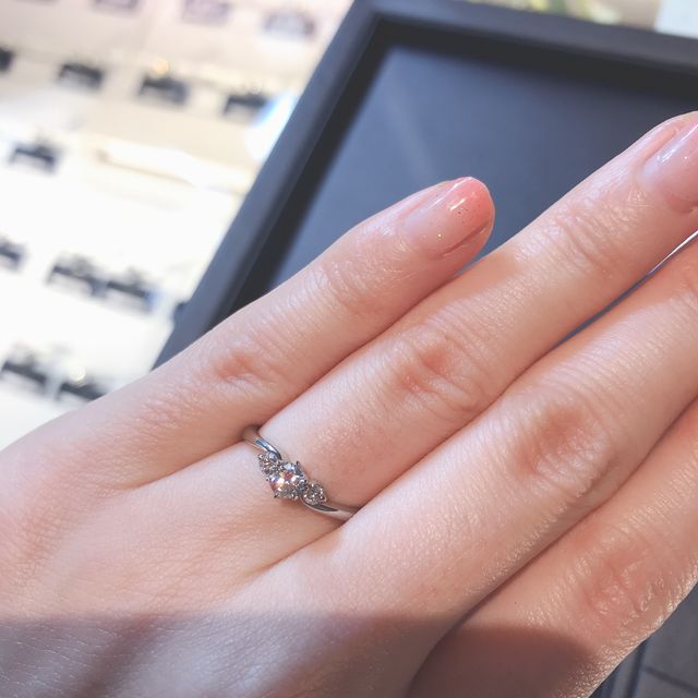 【ROYAL ASSCHER(ロイヤル・アッシャー)の口コミ】 メレダイヤとウェーブのあるリングデザインに一目ぼれしました。シンプル…