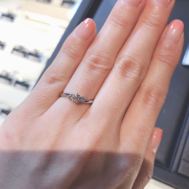 【ROYAL ASSCHER(ロイヤル・アッシャー)の口コミ】 メレダイヤとウェーブのあるリングデザインに一目ぼれしました。シンプル…