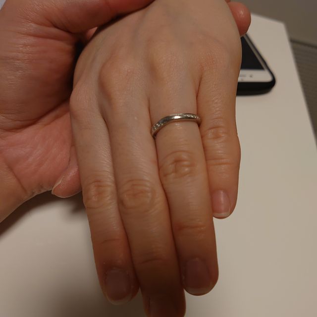 【銀座ダイヤモンドシライシの口コミ】 デザイン性。はめ心地。表面のダイヤモンドの配置含め理想とぴったりだっ…