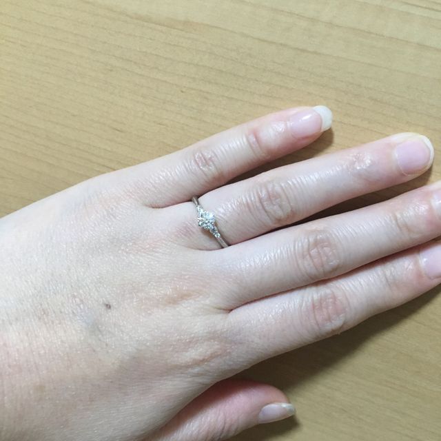 【エクセルコダイヤモンド(EXELCO DIAMOND)の口コミ】 職人さんがひとつひとつ丁寧に仕上げたミル打ちがとても可愛く、そこが決…