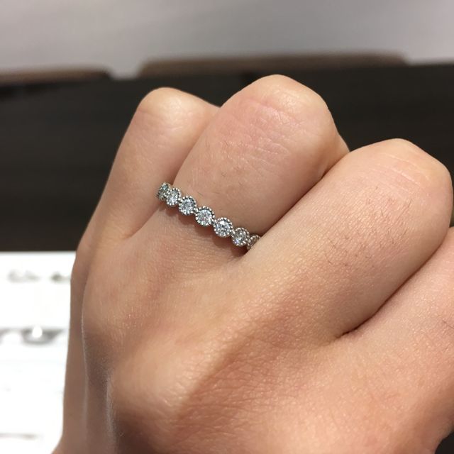 【LUCIE(ルシエ)の口コミ】 ダイヤの形がクッキリ分かるエタニティリングです。
エタニティリングで色…