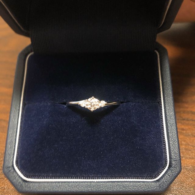 【銀座ダイヤモンドシライシの口コミ】 最初はダイヤモンド1つのシンプルなものを探していましたが、両サイドにダ…