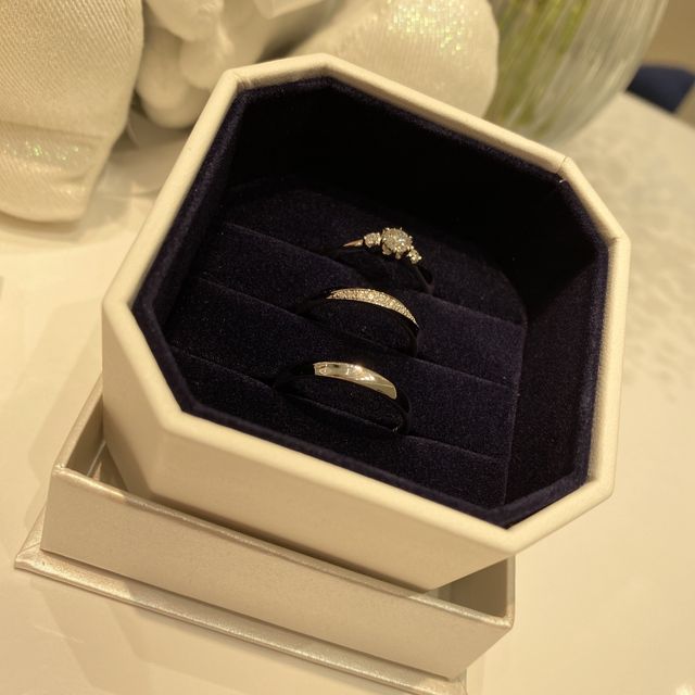 【4℃ BRIDAL(ヨンドシーブライダル)の口コミ】 カーブがかった指輪が好みで探していましたが、男性はやはり少しカーブに…