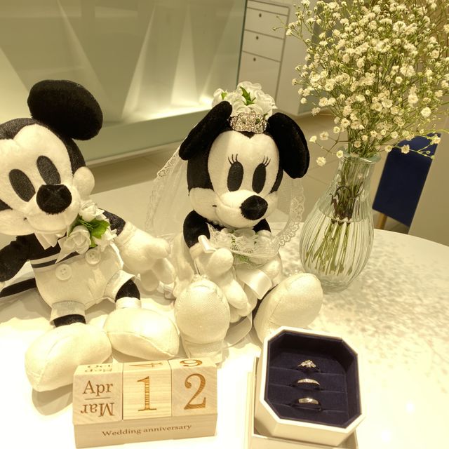 【4℃ BRIDAL(ヨンドシーブライダル)の口コミ】 カーブがかった指輪が好みで探していましたが、男性はやはり少しカーブに…