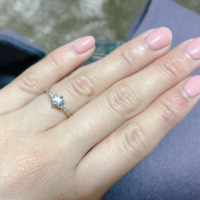 【アイプリモ(I-PRIMO)の口コミ】 5つくらい指輪を試着して、シンプルだけど豪華に見えるタイプの指輪を選び…