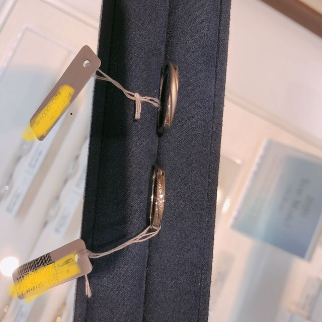 【4℃ BRIDAL(ヨンドシーブライダル)の口コミ】 ウェーブで探していたのでいろいろ紹介していただきました。両側にダイヤ…