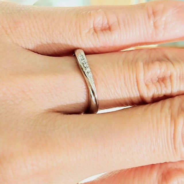 【CHARMY(チャーミー)の口コミ】 細身のデザインなので指が綺麗に見える部分が気に入りました。指の形に沿…