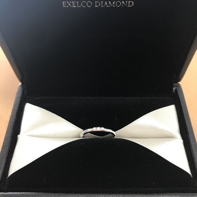 【エクセルコダイヤモンド(EXELCO DIAMOND)の口コミ】 私も夫も手が小さいので2.2cm、2.7cmという絶妙な細さのものが選べるとこ…