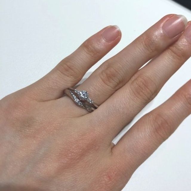 【BRILLIANCE+(ブリリアンスプラス)の口コミ】 婚約指輪はサイドのダイヤがセンターのダイヤの輝きを増す効果があり、し…