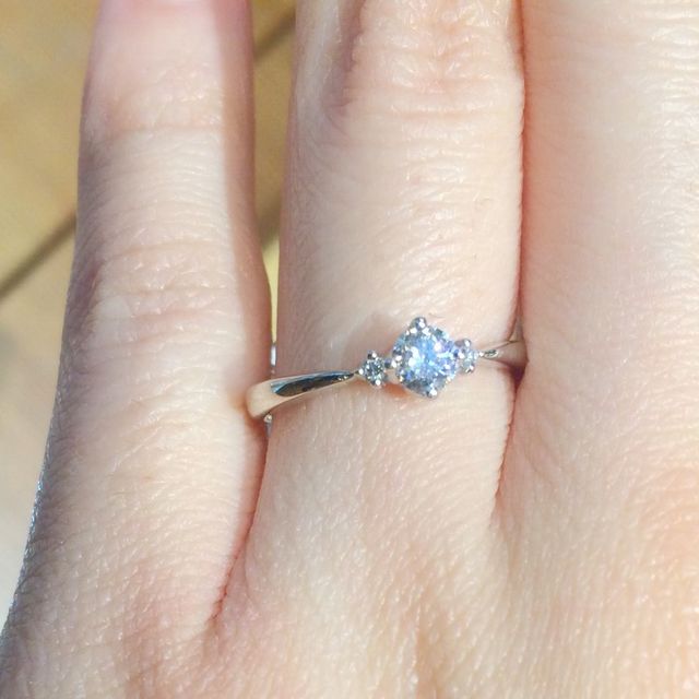 【ジュエリーKANDAの口コミ】 ダイヤに向かって細くなるデザインなので、ダイヤが大きく見えて良さが際…