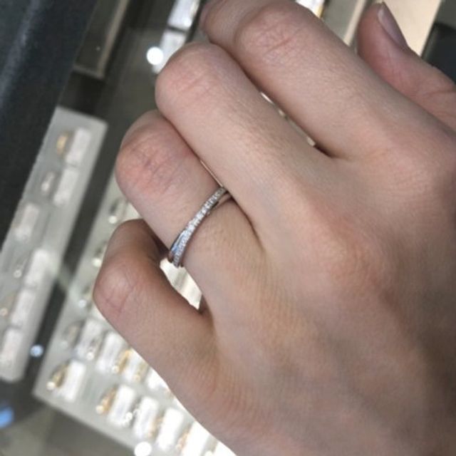 【バーニーズニューヨーク(BARNEYS NEW YORK)の口コミ】 ラインがクロスした様なデザインになっておりスタイリッシュで格好いいと…