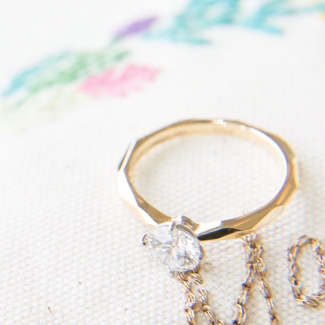 【ENUOVE(イノーヴェ)の口コミ】 婚約指輪は結婚指輪と重ねづけした時の相性も考えて選びました。気になっ…