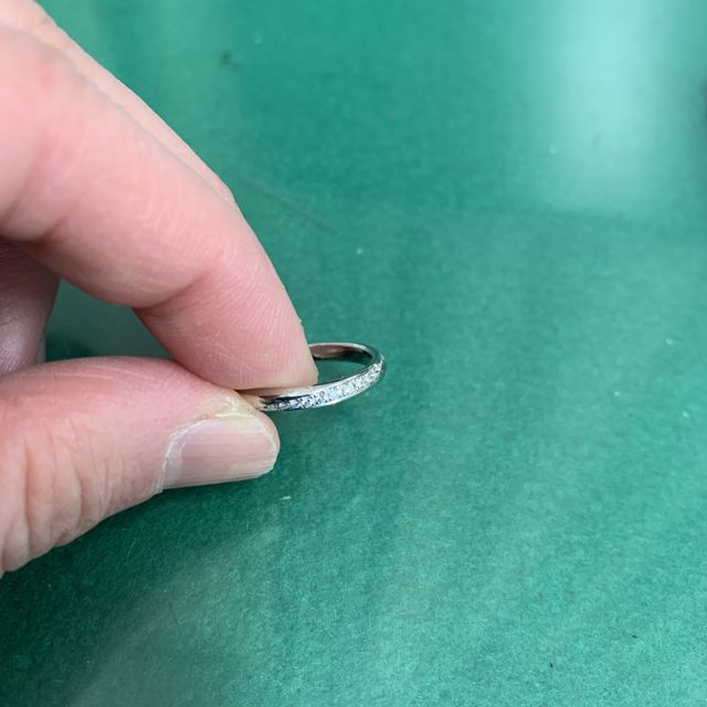 【ラザール ダイヤモンド(LAZARE DIAMOND)の口コミ】 流れるようなダイヤモンドがキレイです。主人との結婚指輪でとても気に入…