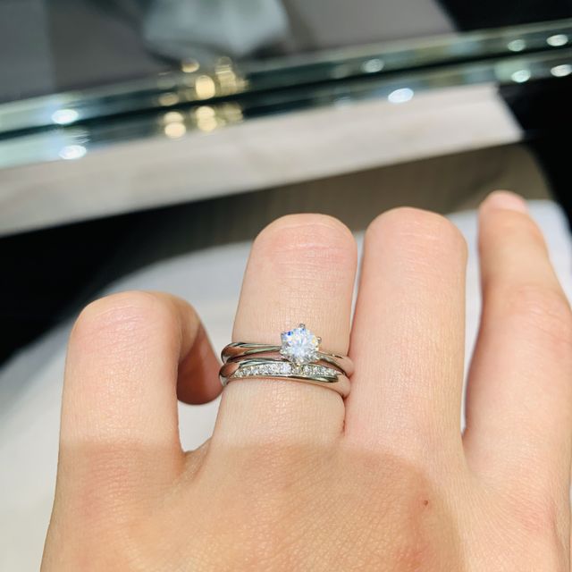 【ラザール ダイヤモンド(LAZARE DIAMOND)の口コミ】 ストレートリングですが、斜めにダイヤモンドが並んでるので、指が長く見…