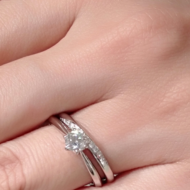 【アイプリモ(I-PRIMO)の口コミ】 　いろんな指輪を見ましたが、このセットリングはデザインがとても美しか…