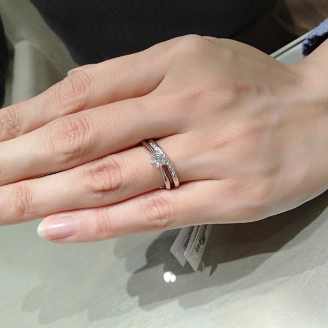 【アイプリモ(I-PRIMO)の口コミ】 　いろんな指輪を見ましたが、このセットリングはデザインがとても美しか…