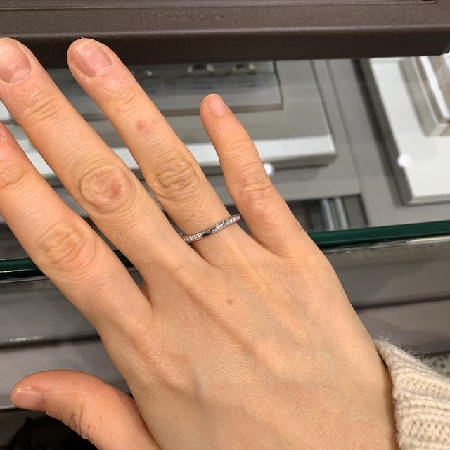 【アイプリモ(I-PRIMO)の口コミ】 幅が細い物で
ねじりがあるリングを
探していました。
指が細く華奢に見え…