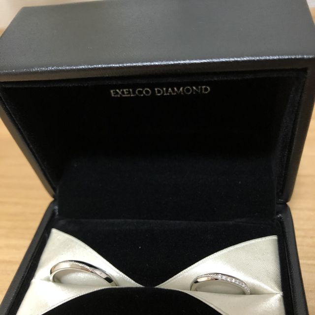 【エクセルコダイヤモンド(EXELCO DIAMOND)の口コミ】 婚約指輪に合うデザインを探していました。ラインの入っている向きや、リ…