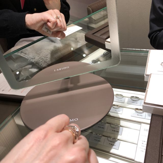 【アイプリモ(I-PRIMO)の口コミ】 四つ爪のデザインで、ダイヤモンドが宙に浮いているように見えるデザイン…