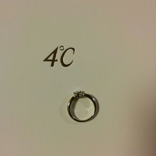 【4℃ BRIDAL(ヨンドシーブライダル)の口コミ】 シンプルなデザインを探して数件見て回ったのですが最も気に入ったデザイ…