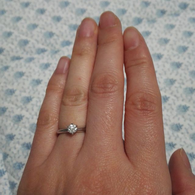 【ティファニー(Tiffany & Co.)の口コミ】 当時お付き合いをしていた旦那にかねてから婚約指輪はいらないと話してい…