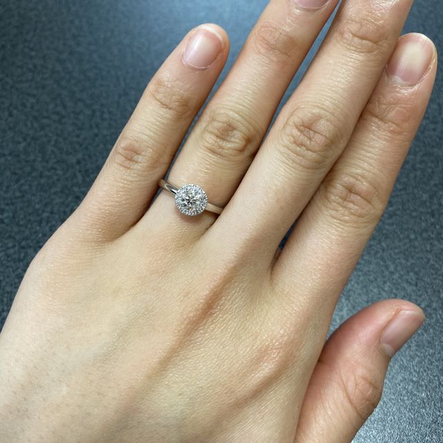 【アイプリモ(I-PRIMO)の口コミ】 デザインとダイヤモンドの質で決めました。
もともとネットで気になるデザ…