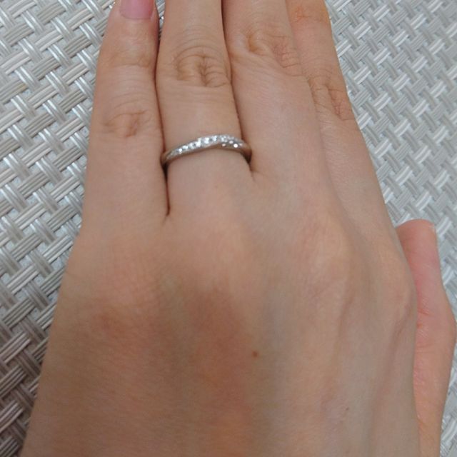 【銀座ダイヤモンドシライシの口コミ】 彼とデザインはペアではないですが、帯状にななめにダイヤモンドが流れる…