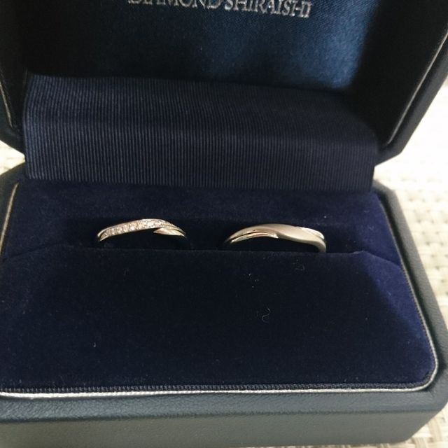 【銀座ダイヤモンドシライシの口コミ】 彼とデザインはペアではないですが、帯状にななめにダイヤモンドが流れる…