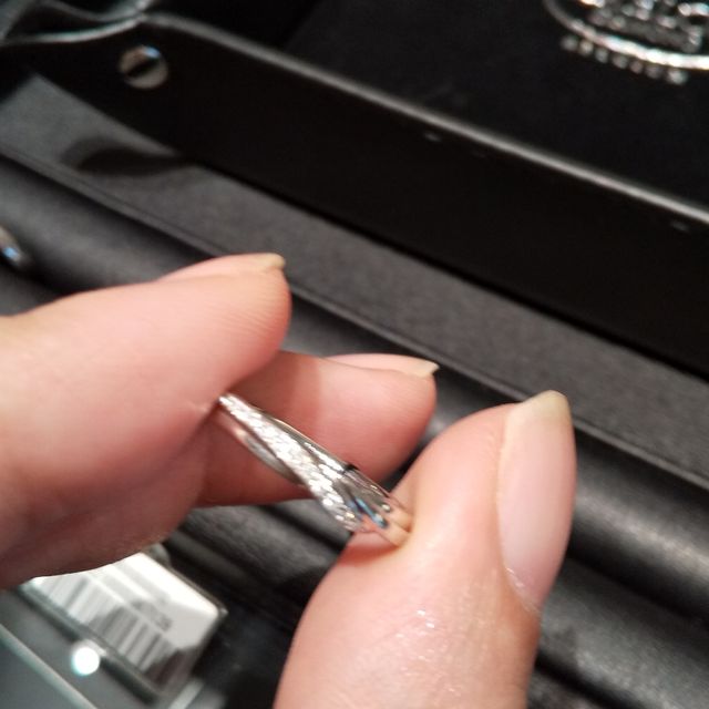 【エクセルコダイヤモンド(EXELCO DIAMOND)の口コミ】 初めはストレートタイプの指輪を購入しようと思っていましたが、この指輪…