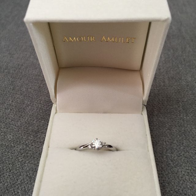 【AMOUR AMULET(アムール・アミュレット)の口コミ】 真ん中のダイヤと、両側にセットされた小さなダイヤがまるでお花のように…