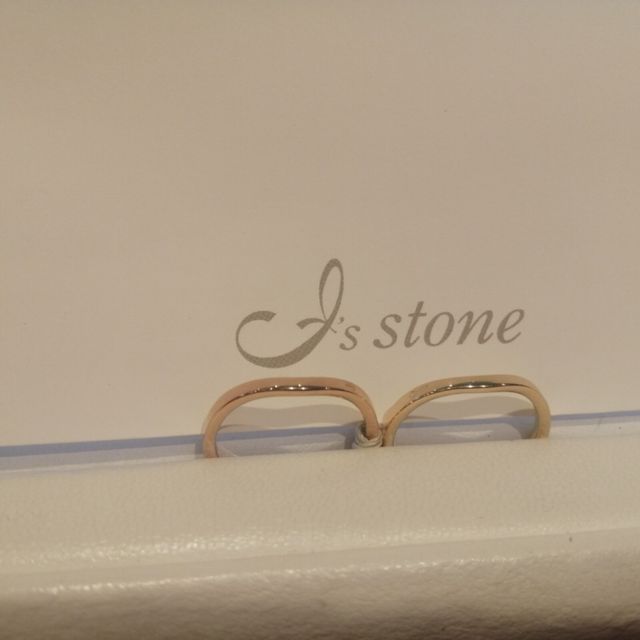 【I's stone(アイズストーン)の口コミ】 シンプルなデザインの中に1箇所曲線が入っていて、指にものすごく馴染むと…