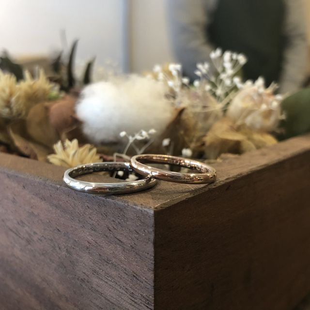 【鎌倉彫金工房の口コミ】 甲丸というスタンダードな丸形を選びました。太さは中間の2mm。彼の指輪は…