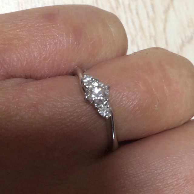 【アイプリモ(I-PRIMO)の口コミ】 ずっと欲しかった形で一目惚れでこれに決めました。
真ん中のダイヤモンド…