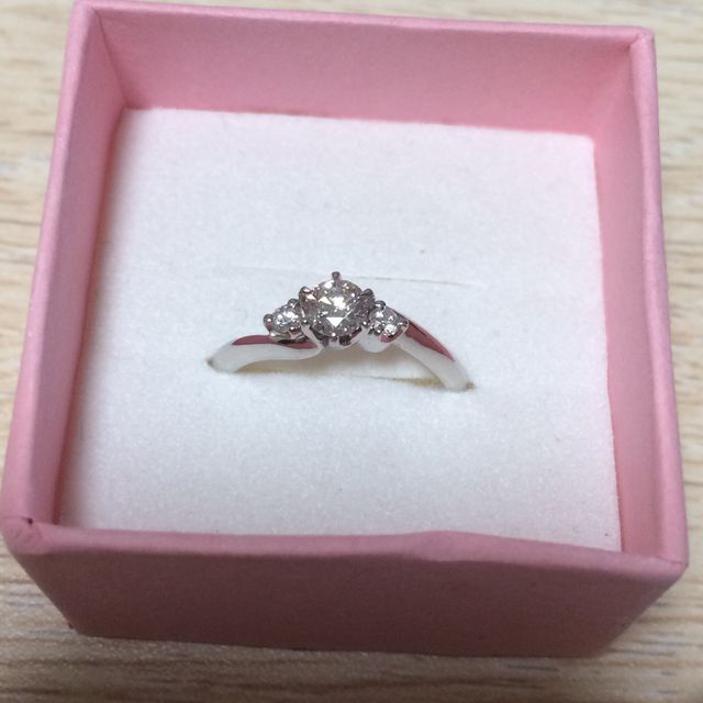 【アイプリモ(I-PRIMO)の口コミ】 ずっと欲しかった形で一目惚れでこれに決めました。
真ん中のダイヤモンド…