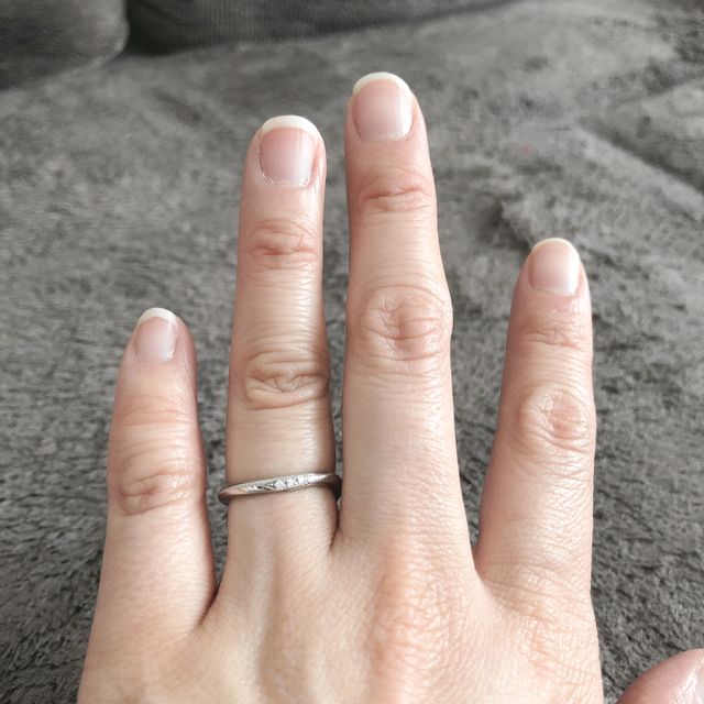 【エクセルコダイヤモンド(EXELCO DIAMOND)の口コミ】 仕事中は着けられないのでデザインがシンプルな物にしました。内側には誕…