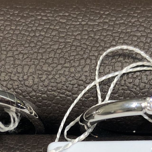 【アイプリモ(I-PRIMO)の口コミ】 シンプルなんですが、女性の方に大きなダイアモンドが付いていてそこが最…