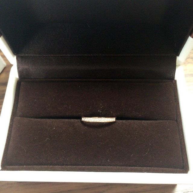 【アイプリモ(I-PRIMO)の口コミ】 婚約指輪と一緒に付けるような、小粒ダイヤの結婚指輪を探していてこちら…