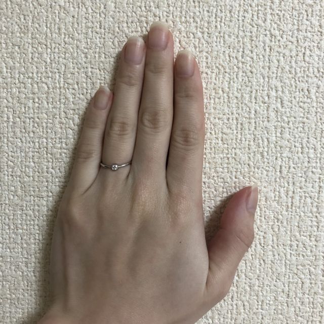 【ティファニー(Tiffany & Co.)の口コミ】 シンプルが好きで普段も結婚指輪と重ね付けをしたいので、小さめダイアモ…